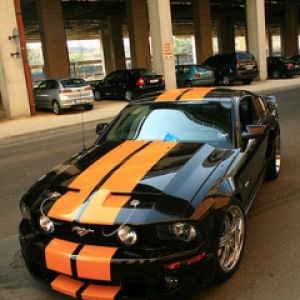 Stylový černý a oranžový Mustang