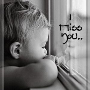 Emocionální dítě dívající se z okna
