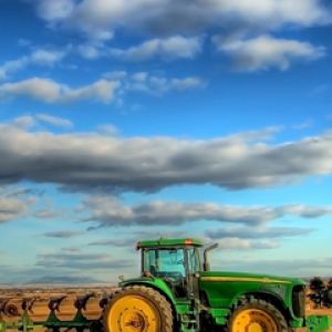 Traktor John Deere na poli