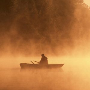 Mlhavé jezero při východu slunce