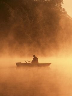 Mlhavé jezero při východu slunce