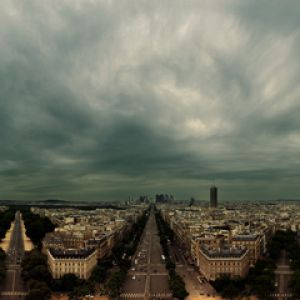 Pařížský horizont s dramatickými mraky