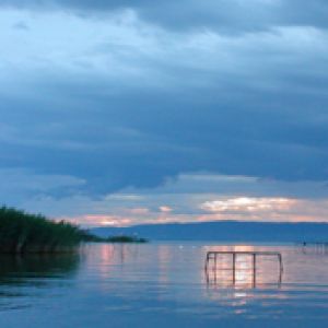 Pokojné jezero při západu slunce