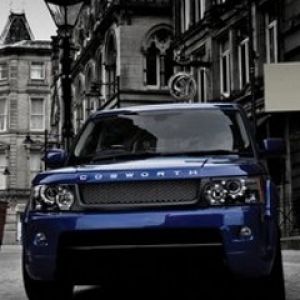 Modré SUV v Městském Prostředí