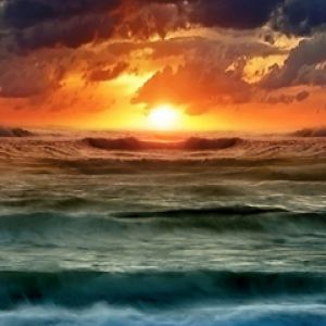 Úchvatný západ slunce nad oceánem