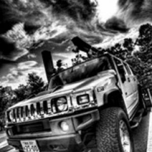 Hummer SUV v dramatické černobílé