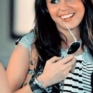 Miley Cyrus se usmívá