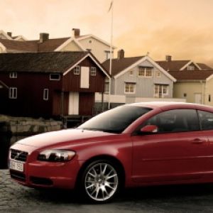 Červené Volvo v Malebném Prostředí