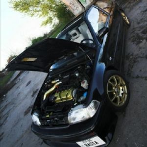 Upravené Černé Auto s Otevřeným Kapotem