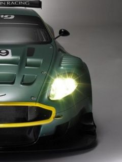 Pretekářské auto Aston Martin - wallpaper preview