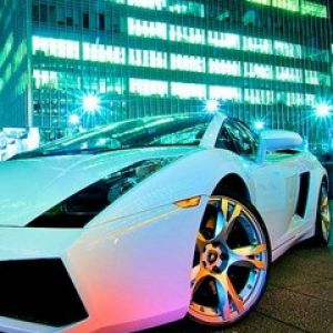Bílý Lamborghini Gallardo v Noci