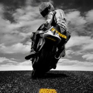 Motocyklový jezdec na silnici