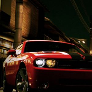 Červený Dodge Challenger v Noci