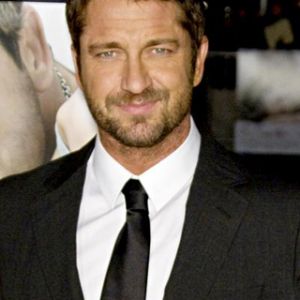 Gerard Butler ve formálním oblečení