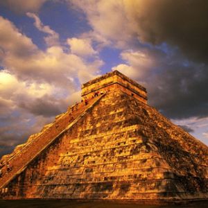Pyramida Chichen Itza při západu slunce