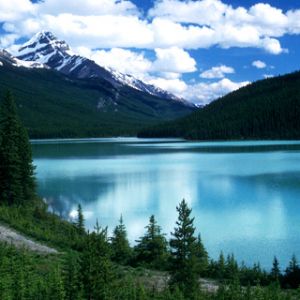 Pokojné horské jezero