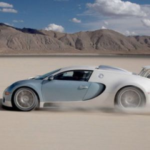Bugatti Veyron na poušti