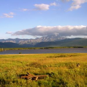 Pokojný pohled na horské jezero