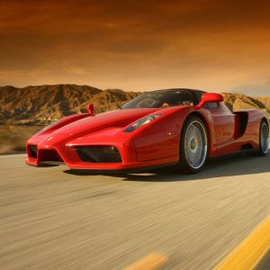 Červené Ferrari Enzo na silnici