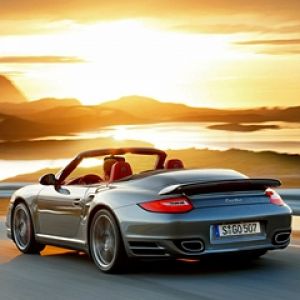 Porsche 911 kabriolet při západu slunce
