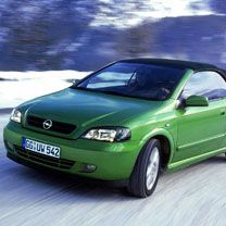 Zelený Opel Astra Kabriolet