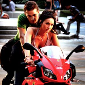 Pár na červeném motocyklu