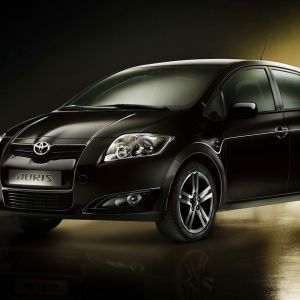 Černé auto Toyota Auris