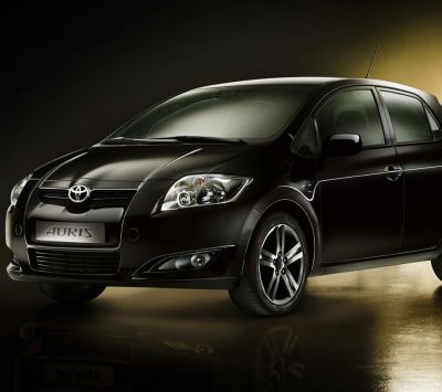 Černé auto Toyota Auris