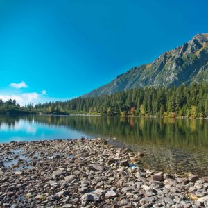 Pokojné horské jezero