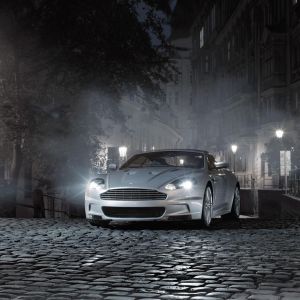 Luxusní sportovní auto v noci