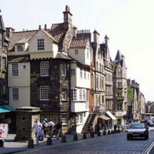 Historická ulice v Edinburghu