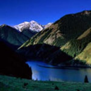 Pokojné horské jezero