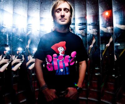 David Guetta v barevném tričku