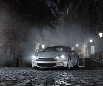 Luxusní auto Aston Martin v noci