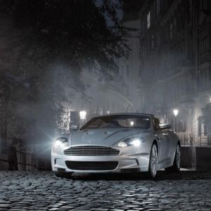 Elegantní Aston Martin v noční scéně