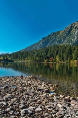 Pokojné horské jezero