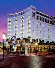 Elegantní Hotel za Soumraku - wallpaper preview