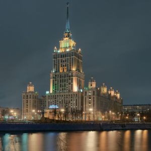 Noční pohled na hotel v Moskvě