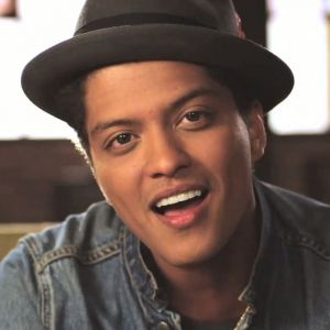 Bruno Mars Usmívající Se Portrét