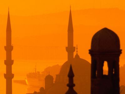 Siluety minaretů při západu slunce