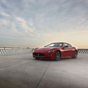 Červené sportovní auto Maserati