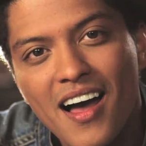 Bruno Mars Usmívající Se Portrét