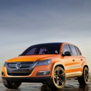 Volkswagen SUV při západu slunce