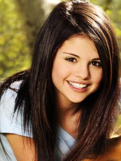 Selena Gomez s úsměvem