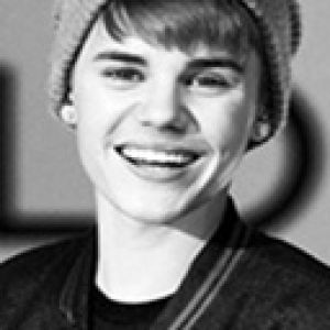 Justin Bieber se usmívá