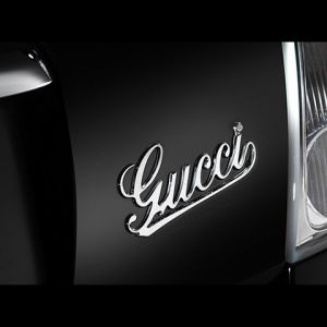 Logo Gucci na Luxusním Autě