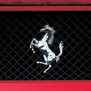 Logo Ferrari na černém pozadí