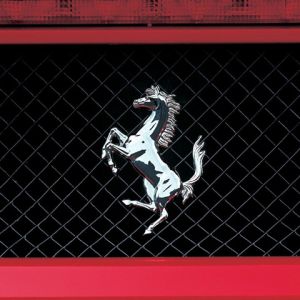 Logo Ferrari na červeném pozadí