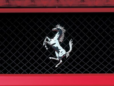Logo Ferrari na červeném pozadí