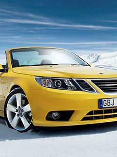 Žlutý Saab kabriolet ve sněhu